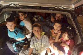 حدث بالخليل..7 اطفال في صندوق السيارة و 5 اشخاص في الامام!