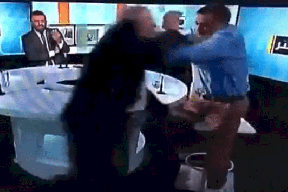 فيديو| المسيء للأردن يتعرض للضرب على الهواء