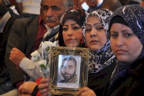 حر الصيف ومنع الزيارات.. هموم تُضاف لأهالي الأسرى