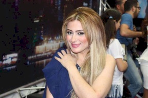 فيديو.. فنانة سورية تفقد أعصابها في بثٍ مباشر: السعودية تاج رأس السعوديين فقط وإهانة للسوريين ممنوع!!