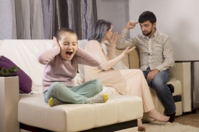 أسباب تجعل الطفل يكره والديه