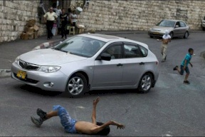 مستوطن يدهس شابا في العيزرية 