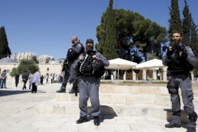 شرطي يرفع علم إسرائيل في الأقصى