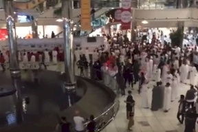 فيديو| تحرش جماعي بفتيات في مركز تجاري بالسعودية!