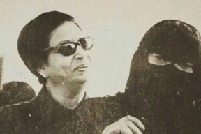 الكويت.. ما هي قصة هذه الصورة التي جمعت أم كلثوم وسيدة بدوية