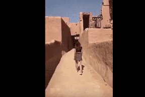 فيديو| حسناء سعودية تثير الجدل بعد تجولها بملابس جريئة