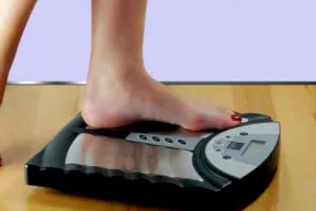 تحاكي «أوزمبيك»... ما فعالية اللصقات التي تعد بفقدان الوزن بسهولة؟