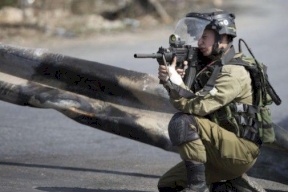 الاحتلال يطلق النار على سيارة في الخليل