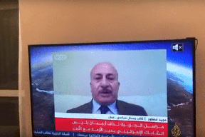 فيديو| محلل أردني يخلع البنطلون أثناء حديث لقناة الجزيرة القطرية