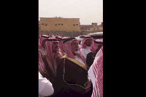 فيديو مؤثر | جاهة من شيوخ قبائل في السعودية لدفع دية شاب فلسطيني (50) مليون ريال و أمه ترفض