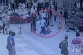 شاهد بالفيديو ما فعله شاب بفتاة يصدم جميع الاردنيين في عمان