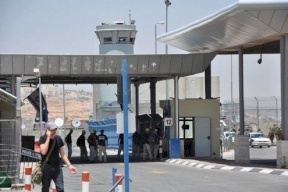 الاحتلال يغلق حاجز قلنديا 