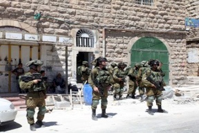 الخليل: الاحتلال يقتحم مكتب مفتشي البلدة القديمة