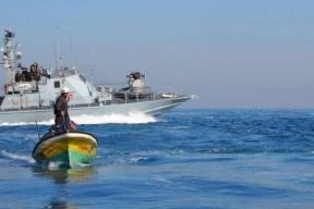بحرية الاحتلال تستهدف مراكب الصيادين في بحر غزة