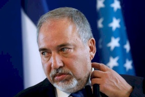 مستوطنون يشتمون ليبرمان ويرجمونه بالحجارة 