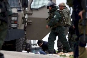 حملة اعتقالات واسعة في الضفة بينهم والد شهيد