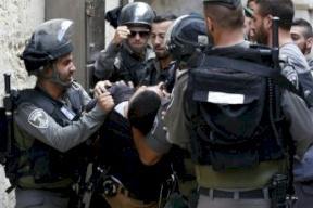 القدس: الاحتلال يعتقل 8 مواطنين ويقتحم مكتبا صحفيا