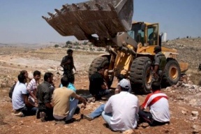 مواطنون يتصدون لجرافات الاحتلال في الولجة