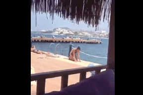 شاهد بالفيديو.. فتاة تصلي بالمايوه تثير ضجة واستياء