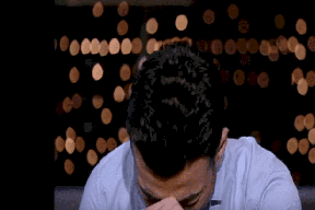 فيديو| لحظة إنهيار نجم مصري على الهواء بسبب أمه