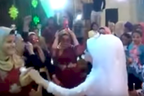 فيديو| شابة تشعل زفاف صديقتها بأغرب تصرف..ماذا فعلت؟