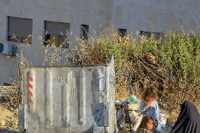 حدث بالاردن..قالت له "انت مش أحسن من أمك" فالقاها داخل حاوية للقمامة