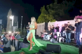 فيديو| مايا دياب تتحرض للتحرش على المسرح...