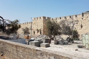 الاحتلال يعتدي على مقبرة الشهداء في القدس