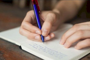 بعيداً عن لوحة المفاتيح.. 6 فوائد ذهبية للكتابة باليد