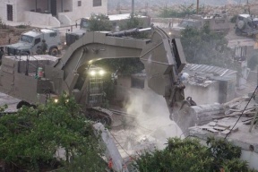 هدم منزل قيد الإنشاء في برطعة 