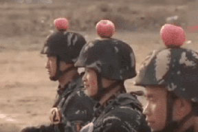 فيديو| إجبار جنود على وضع تفاحة فوق رؤوسهم ليضربها زملاؤهم