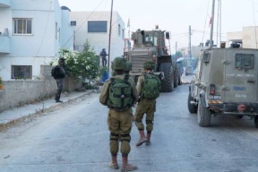 مستوطنون يقتحمون قرية كوبر بحماية جيش الاحتلال