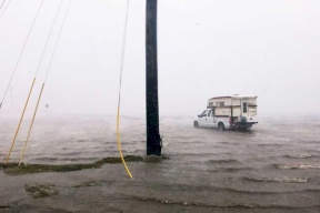 "هارفي" الرهيب يضرب تكساس.. وإعلان الطوارئ