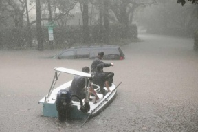 سكان رابع اكبر مدينة امريكية يفرون من ديارهم بعد اعصار "هارفي" 