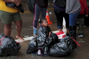 هارفي يقتل ويشرد الآلاف.. وتحذيرات من تسرب كيماوي