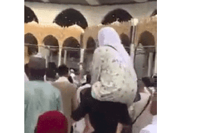 فيديو مؤثر | شاب صائم يطوف حول الكعبة حاملاً والدته على كتفيه