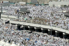 2.6 مليون حاج يبدأون التفويج اليوم إلى "منى"