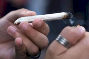 ضبط مواطن يتعاطى المخدرات في سوق برام الله