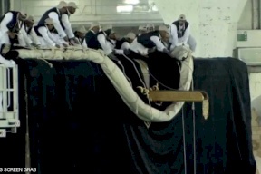 الكعبة المشرفة تلبس الحرير والذهب