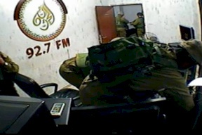 الاحتلال يغلق إذاعة بالخليل لـ6 أشهر