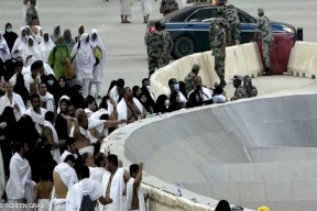 الحجاج يرمون جمرة العقبة بأول أيام عيد الأضحى المبارك