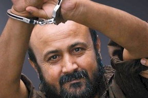 الاحتلال يمنع فدوى البرغوثي من زيارة زوجها حتى 2019