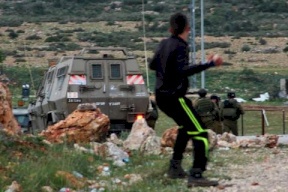 اغلاق مدخل قرى بني زيد الغربية عقب اندلاع مواجهات قرب النبي صالح