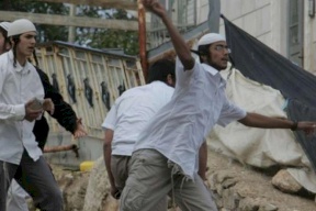 مستوطنون يهاجمون خربة أم الخير جنوب الخليل