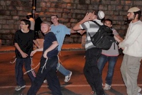 مستوطنون يعتدون على مُسنة بالخليل