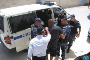 الشرطة تقبض على 7 اشخاص بتهمتي حجز الحرية والسرقة في أريحا