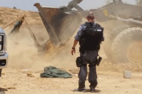 جرافات إسرائيلية تهدم منزلاً في قرية الأطرش بالنقب