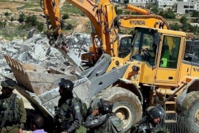  القدس: الاحتلال يهدم مبنى سكنيا
