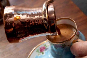 ماذا يحدث إذا شربتم القهوة من ركوة نحاسية؟