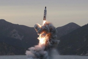 كوريا الشمالية تطلق صاروخا فوق اليابان وتهدد واشنطن